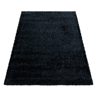 Hoogpolig vloerkleed in de kleur zwart