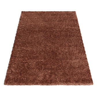 Een vloerkleed, karpet of tapijt in de kleur koper is een prachtige keuze om warmte, luxe en een vleugje glamour aan een ruimte