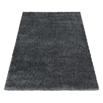 Een vloerkleed, karpet of tapijt in de kleur grijs is een van de meest veelzijdige keuzes voor elk interieur. Grijs werkt als e