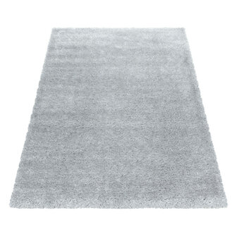 Een vloerkleed, karpet of tapijt in de kleur zilver is een luxe keuze die verfijning en elegantie toevoegt aan je interieur. 