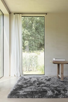Hoogpolig vloerkleed Adore van Ligne Pure kleur grafiet