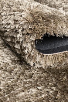 Hoogpolig vloerkleed Adore van Ligne Pure kleur koffie