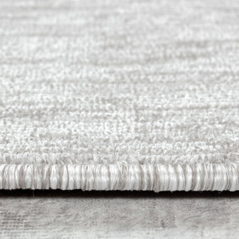 Kortpolig creme vloerkleed of karpet Verdi