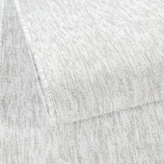 Kortpolig creme vloerkleed of karpet Verdi
