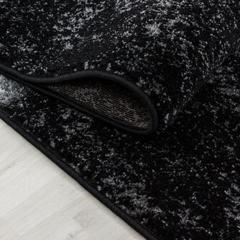Zwart vloerkleed of karpet Mabel 