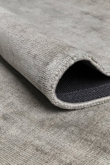 Viscose vloerkleed Current Ligne Pure kleur taupe