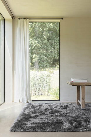 Hoogpolig vloerkleed Adore van Ligne Pure kleur grafiet