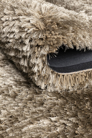 Hoogpolig vloerkleed Adore van Ligne Pure kleur koffie