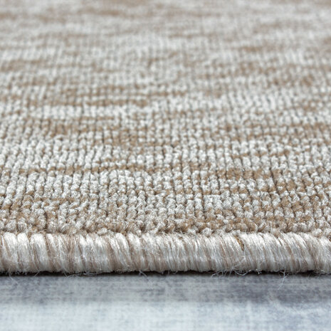 Kortpolig beige vloerkleed of karpet Verdi