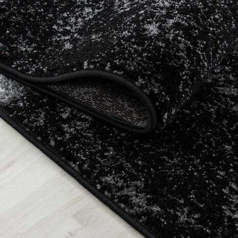 Zwart vloerkleed of karpet Mabel 