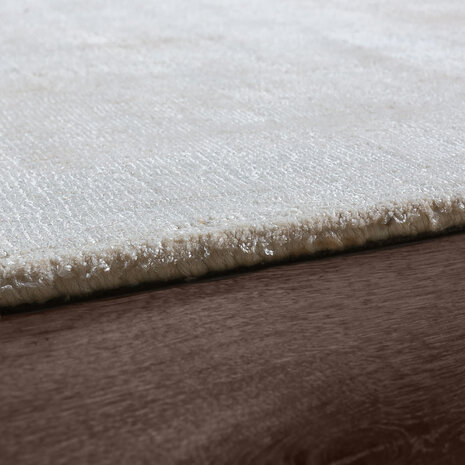 Viscose vloerkleed of karpet MERLIN kleur creme 330